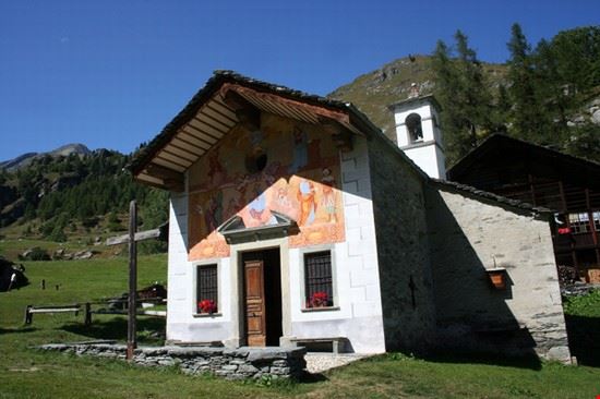 Consigli Utili su Itinerari ed escursioni La chiesa della Madonna della neve a Follu  
