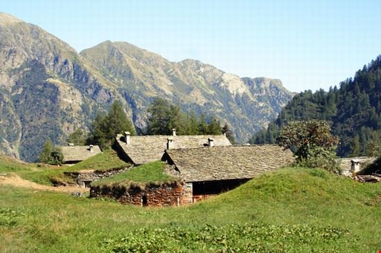  Le case hanno, sulla parte posteriore, un paravalanghe, per il periodo invernale. La parte a punta, in sasso, dietro le case, aveva il compito di spaccare la valanga in due parti e preservare l'edificio.  
