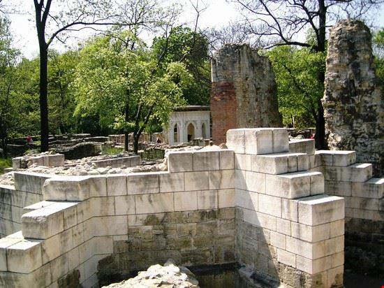 Isola Margherita Rovine di un Convento Dominicano e Chiesa dei secoli 13° e 16°. Qui è vissuta Santa Margherita di Ungheria (1242-1271)  