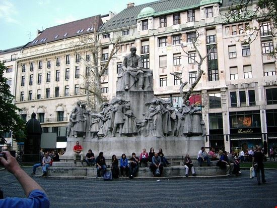 Vaci Utca e piazza Vorosmarty Budapest  