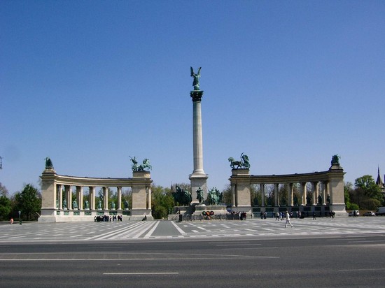 Piazza degli Eroi