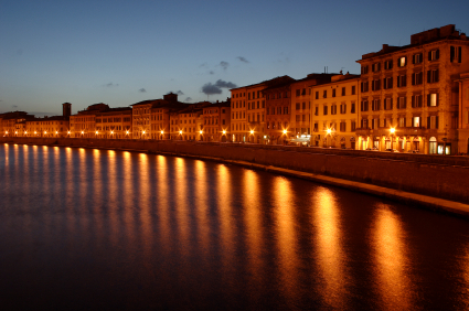 Pisa e l'Arno di notte