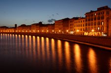 Pisa e l'Arno di notte