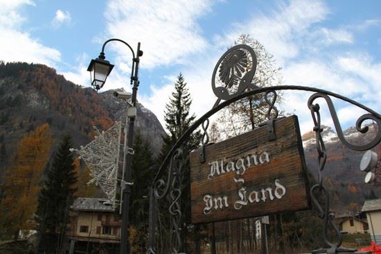  Cartello di benvenuto in lingua Walser in una via di Alagna  