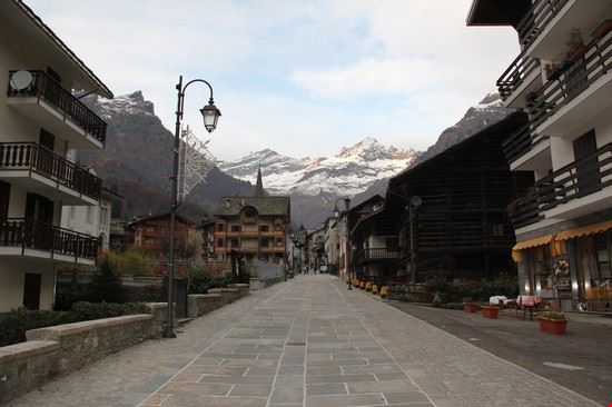 Via Centro verso Piazza Antonio Grober  