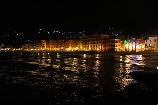  Laigueglia vista dal molo, di notte  