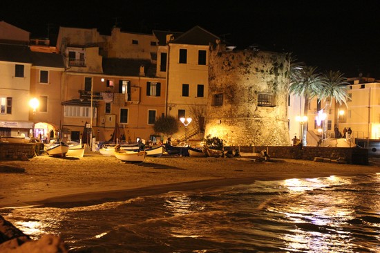 La spiaggia di fronte alla torre saracena