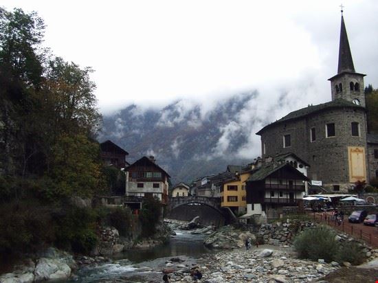  La chiesa con il ponte di pietra  
