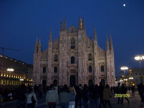 Duomo di Milano IL DUOMO DI MILANO VERSIONE SERALE NONOSTANTE IL CALARE DELLE LUCI LA SUA PIAZZA RESTA SEMPRE GREMITA DI GENTE.  