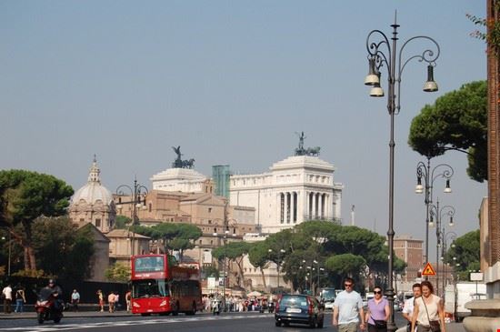 Altare della Patria fotografato dalla via che costeggia i Fori Imperiali
  