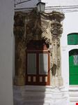 ostuni lichtspiel auf fenstersims