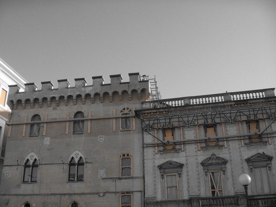 in giro per la città distrutta..