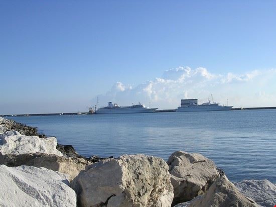  Le navi usate per il G8 a L'Aquila nel porto di Ortona  