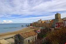 termoli panorama von strand und altstadt