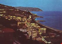 Veduta notturna del lungomare