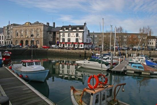  Plymouth jennyt - www.shutterstock.com jennyt