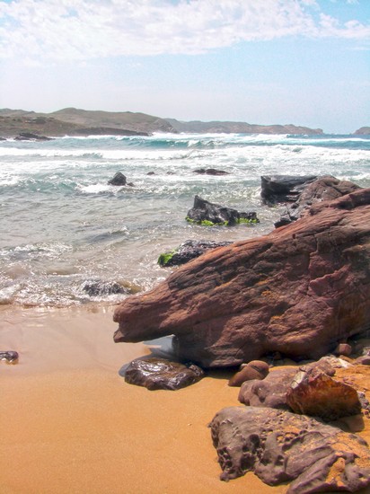 la sabbia rossa della spiaggia di cavalleria minorca