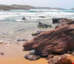 la sabbia rossa della spiaggia di cavalleria minorca la sabbia rossa della spiaggia di cavalleria minorca