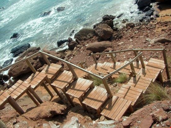 Cap de Cavalleria - La scala in legno cha dalla zona del parcheggio porta alla spiaggia di Cavalleria