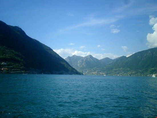  Il lago Sebino merita una visita!tanti i piccoli paesi affacciati sulle sue sponde e non ancora "inflazionati" da un turismo di massa,visitate"monte Isola" la piu grande isola lacustre d'Europa,il borgo antico di Iseo dalla pianta urbanistica medioevale,gli affreschi del"Romanino" un buon bicchiere di vino(siamo nella famosa FRANCIACORTA)che nulla ha da invidiare alla sorella piu famosa!e ...prima che scompaiano dalle nostre tavole e dal nostro lago gli "agoni" pesci di lago messi a seccare al sole e preventivamente salati....favolosi accompagnati da una calda fetta di polenta abbrustolita al fuoco del camino!!!!!  