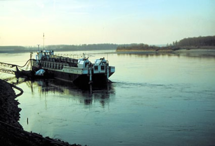 Barcone sul fiume Po