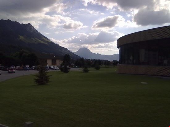  La struttura delle terme immersa nel verde della Gruyère  