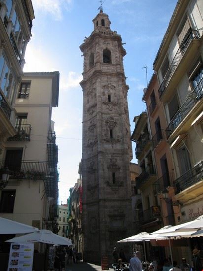 Centro storico - Una delle guglie delle belle chiese barocche di Valencia