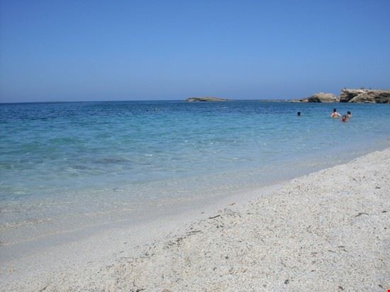 Is Arutas Ecco la spiaggia di Is Arutas, la più famosa della penisola del Sinis, con la particolare conformazione composta da sassolini di quarzo grandi come chicchi di riso..(come Mari Ermi e Maimoni, meno famose e meno frequentate ma non per questo meno belle).  