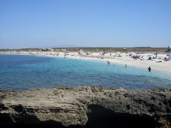 Is Arutas Passeggiare sulla spiaggia è abbastanza difficoltoso perchè questi sassolini fanno "affondare" più facilmente i piedi, ma una foto dagli scogli fa dimenticare la "fatica"..  