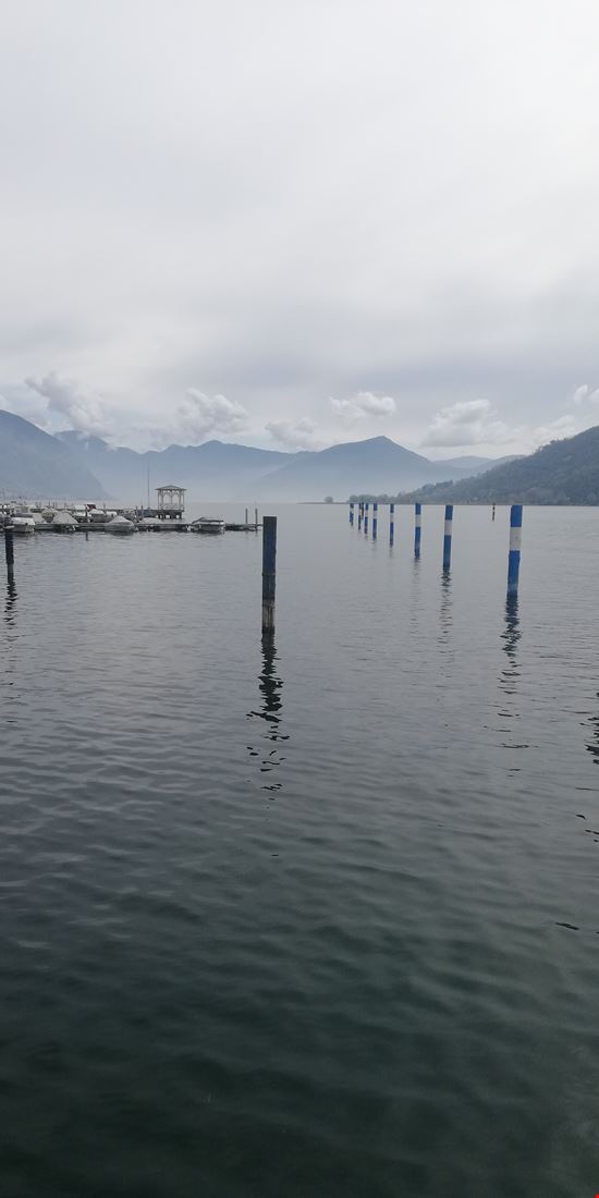 Sarnico-lago d'Iseo Stupendo... Paesaggio pittoresco e rilassante anche con tempo variabile.  