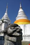 chiang mai stupas und statue des wat phra singh