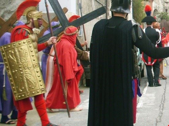  il Cireneo affianca il Cristo  