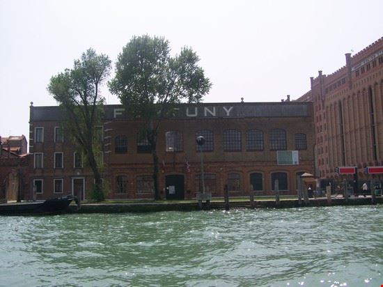 Museo Fortuny Appartenuto originariamente alla famiglia Pesaro il palazzo venne acquistato da Fortuny per adibirlo a "Palazzo per esposizioni" di ogni genere (fotografia, pinacoteca ....).  
