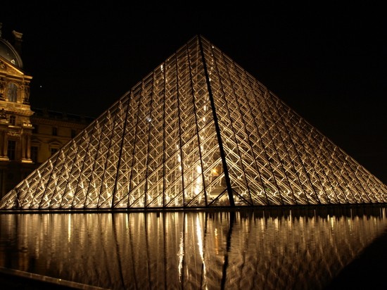 Piramide del Louvre