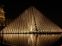 Piramide del Louvre