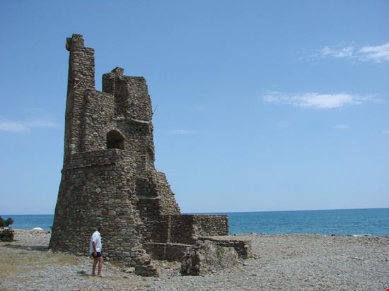  Resti di una rocca saracena sulla spiaggia di amendolara  