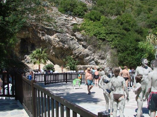 Terme Grotta delle Ninfe - Ingresso della grottae complesso termale nato dalle sorgenti di acque sulfuree