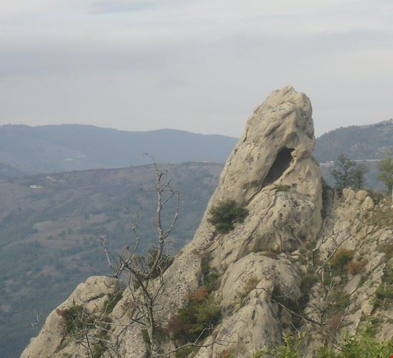  Da questa rupe è stato dato il nome al paese  