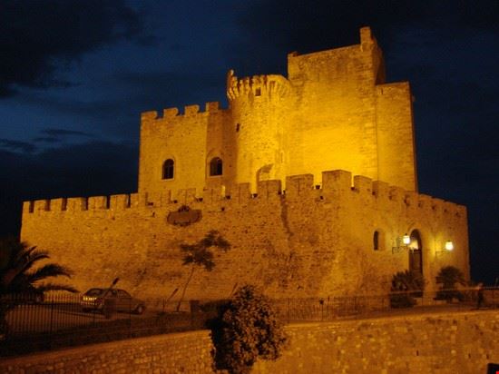 Castello Federiciano Il castello di sera  