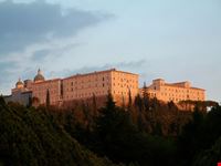 abtei kloster im sonnenuntergang