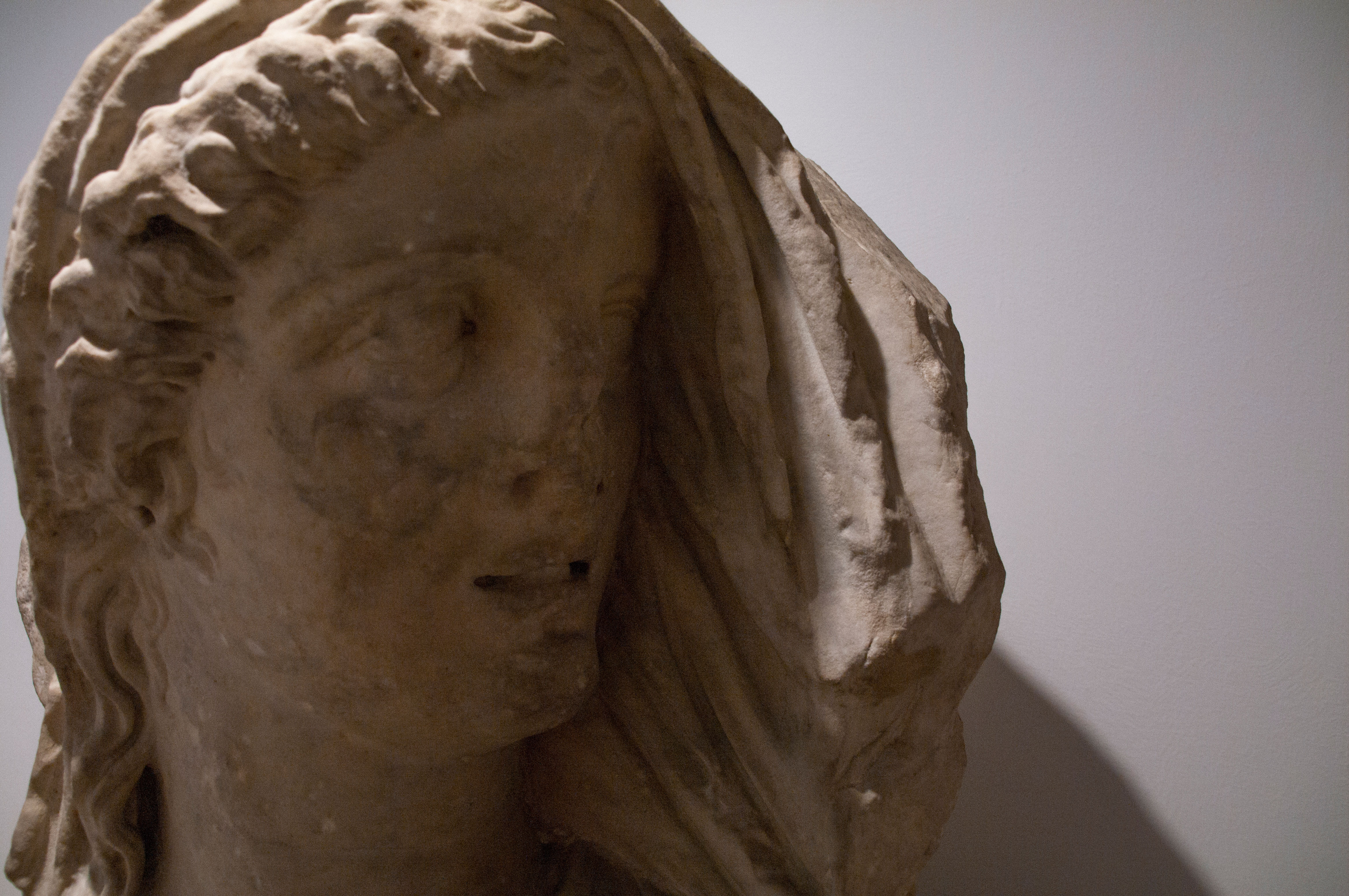 particolare di una statua nel museo di montemartini