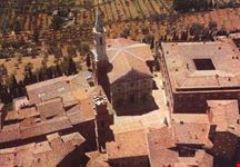 Piazza Pio II vista dall'aereo