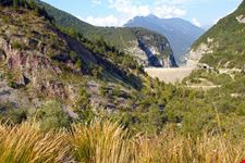 La diga del Vajont e il bacino del vecchio lago artificiale