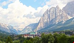 La valle che circonda Cortina d'Ampezzo. Scorcio sul centro abitato
