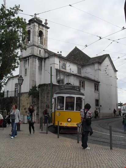 Tram 28 Il mitico tram 28 davanti a Porta do Sol, uno dei tanti belvedere affacciati sulla città.  