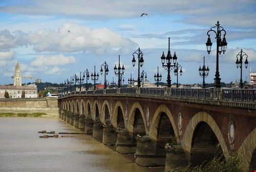 Pont de Pierre - Alexander Demyanenko - Alexander Demyanenko - www.shutterstock.com