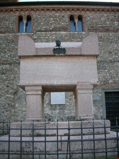  la tomba di petrarca  