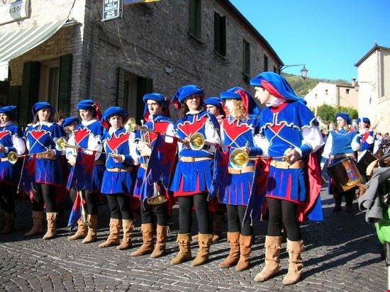  manifestazione con sbandieratori ad arquà petrarca  