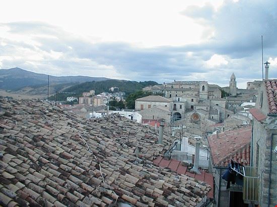  Veduta del centro storico di Bovino (FG), uno dei borghi più belli d'italia, con la vista della Cattedrale e della torre dell'orologio del castello ducale.  