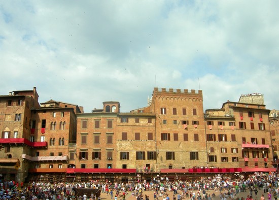 Piazza del Campo. In attesa del Palio